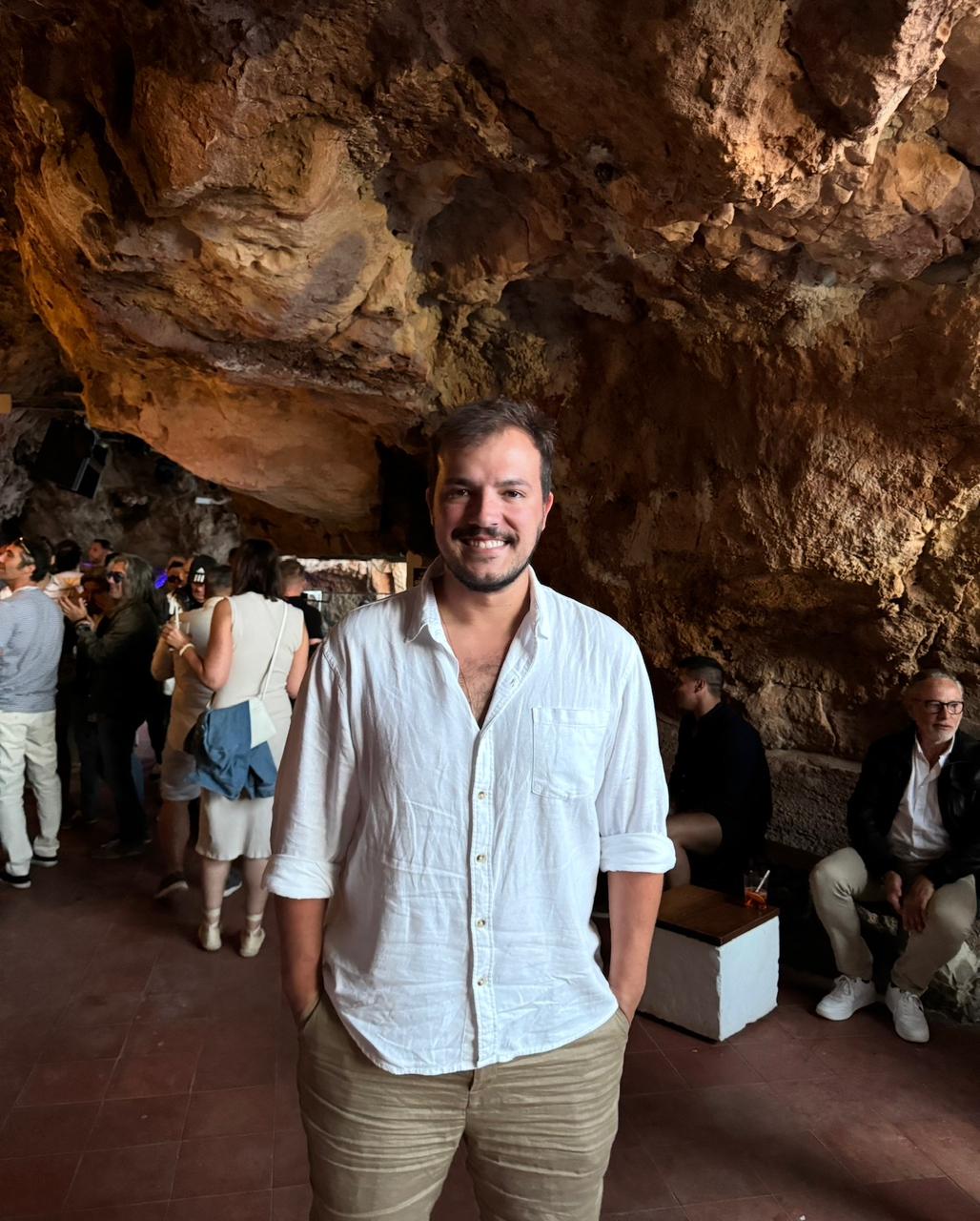 Gabriel em um bar dentro de uma gruta nas Baleares